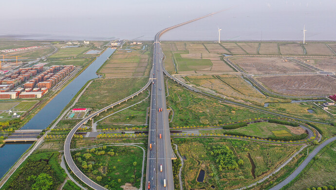 上海s2沪芦高速公路是上海自贸区临港新片区对外交通的"大动脉".