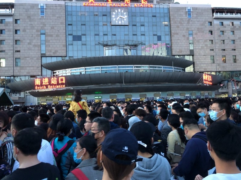北京西站旅客滞留背后处置能力遭质疑曾有风筝致列车晚点