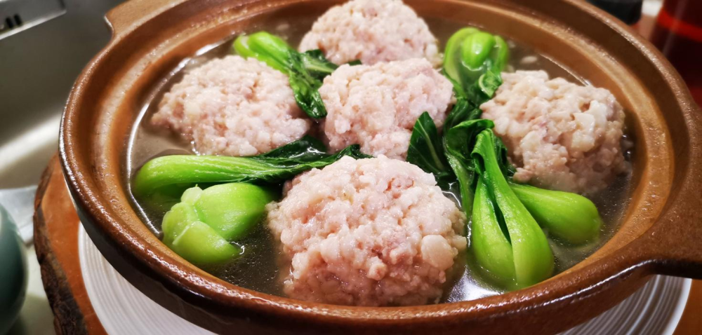 狮子头是淮扬四大名菜之首,也是开国第一宴六大热菜之一,肉质丰腴鲜嫩