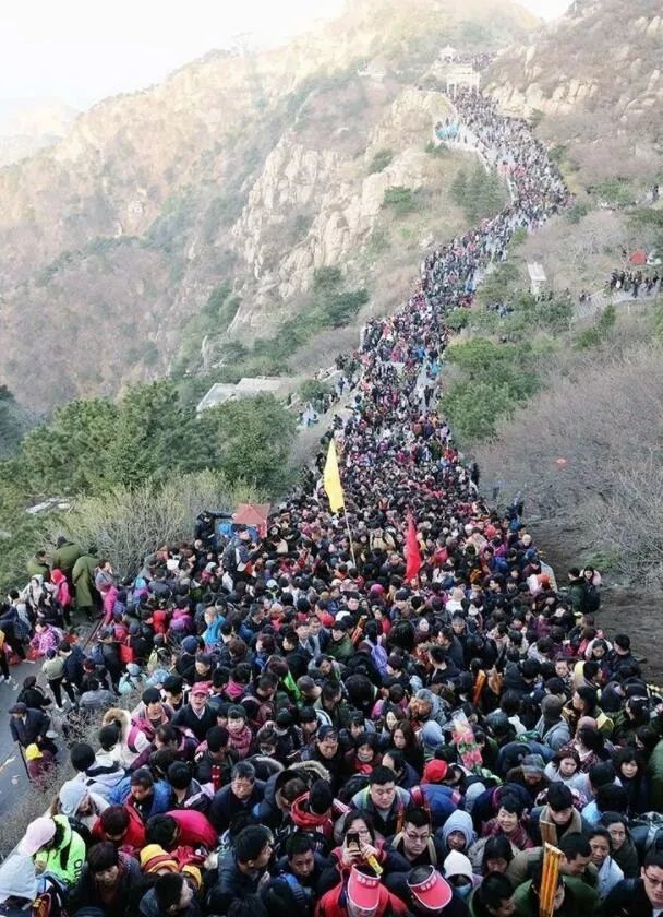首尾相接,密密麻麻如同蚂蚁搬家河南开封清明上河园北京八达岭长城