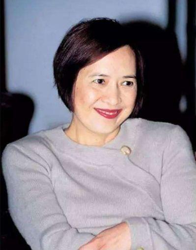 刘銮雄勾搭漂亮女星成瘾,发妻宝咏琴抑郁而死,豪门原配总是错付