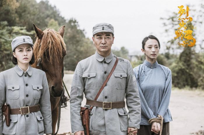 《烈火战马》讲述了抗日战争时期,赵家马掌铺少爷赵大旗在机缘巧合