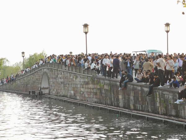 五一在家看各地景区人潮人海