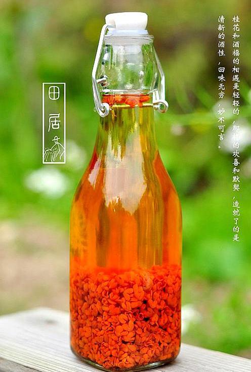3,使用晒干的桂花泡酒,大致的比例为50g干桂花配一斤白酒,密封浸泡一