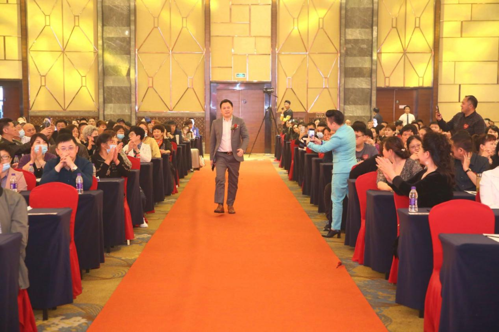 市场总监张金鑫,圆系集团总裁浙江安赢文化产业有限公司董事长王卖平