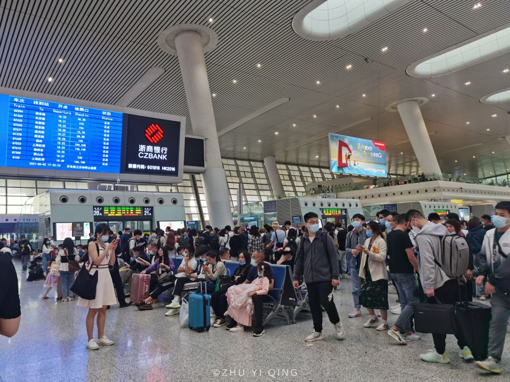 實拍五一杭州東站客流盛況,檢票口寸步難行,黑壓壓一片都是人_騰訊