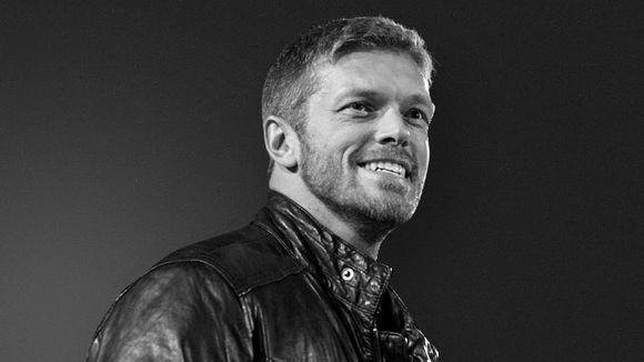 因其在美国电视台播出的《haven》中扮演德怀特·亨德里克森的角色,而