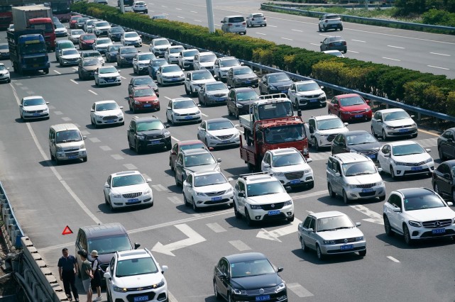 五一高速怪現象慢車在快車道龜行快車在慢車道超車