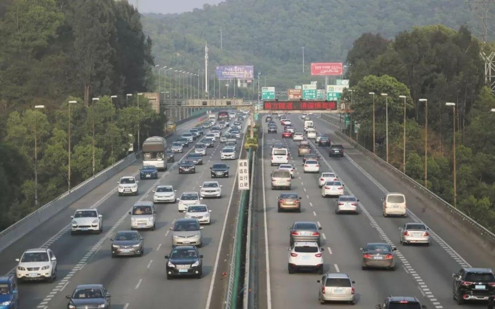 五一高速怪現象慢車在快車道龜行快車在慢車道超車