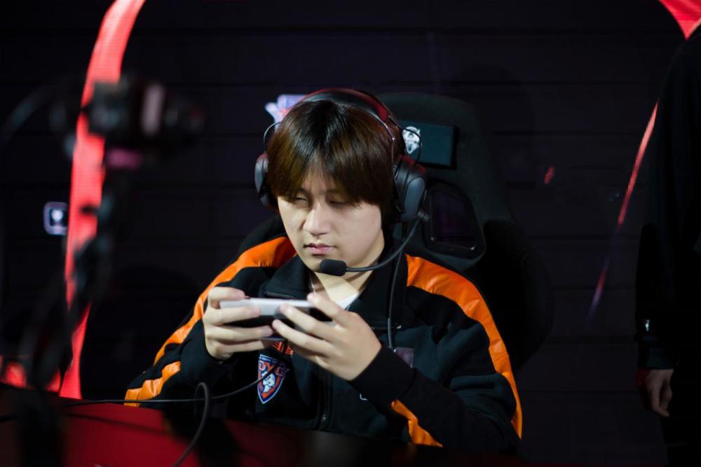 estarpro零封dyg,giao成了dyg突破口,解说李九:真不能怪giao!