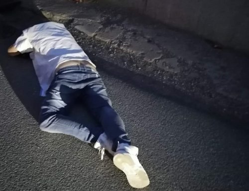 调兵山醉酒男子在道路上人事不省好心路人帮报警