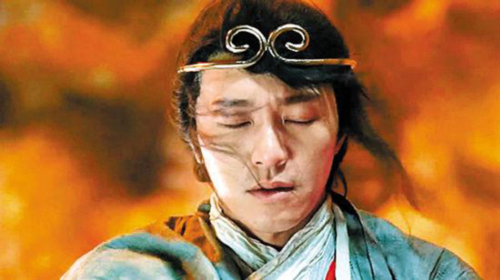 这次穿越中至尊宝见到了给她三颗痣的紫霞仙子,因缘巧合之下拔出了