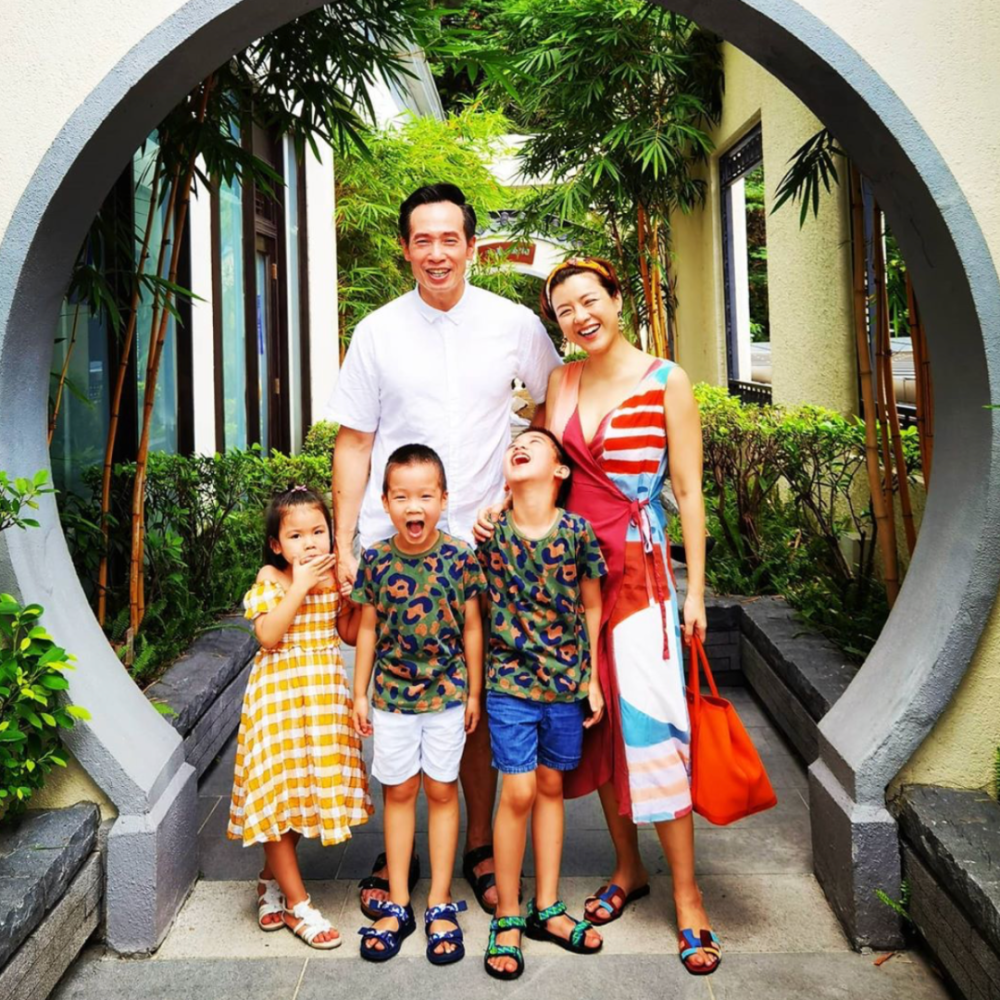 幸福50岁tvb视帝陈豪时隔两月终于回家团聚一家五口紧紧拥抱