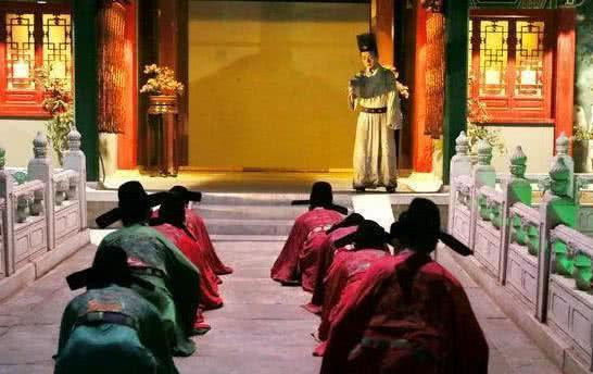 古代大臣上朝,为何唐朝大臣坐着,宋朝时站着,明清时要下跪?