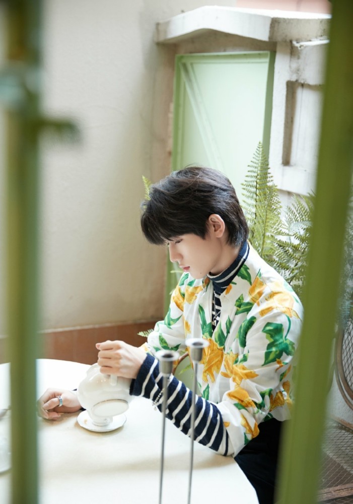 宋亚轩这身穿着好绝复古印花衬衫搭配条纹高领穿出了清新少年感