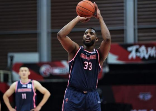 12投8中得19分22板5帽汤普森成总决赛奇兵广东夺冠感谢上海队