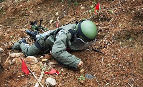 在八里河村,随处可见挂着假肢的村民,缺胳膊断腿成了一道刺目的"风景