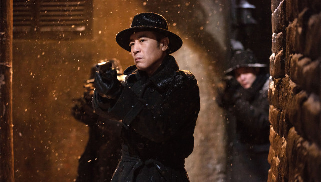 在《悬崖之上》里面,楚良到底知不知道左轮手枪被动了手脚?