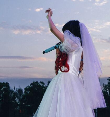 现实版落跑新娘乃万婚纱造型亮相音乐节红发吸睛