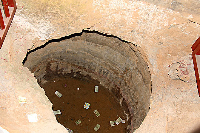 而渗坑或者渗井排污行为,主要是利用环境中本来就存在的一些池塘洼地