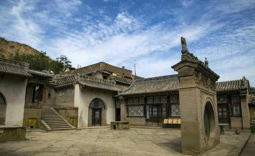 1886年,一座融合了"京派四合院"主题的"窑洞庄园"就此建成.