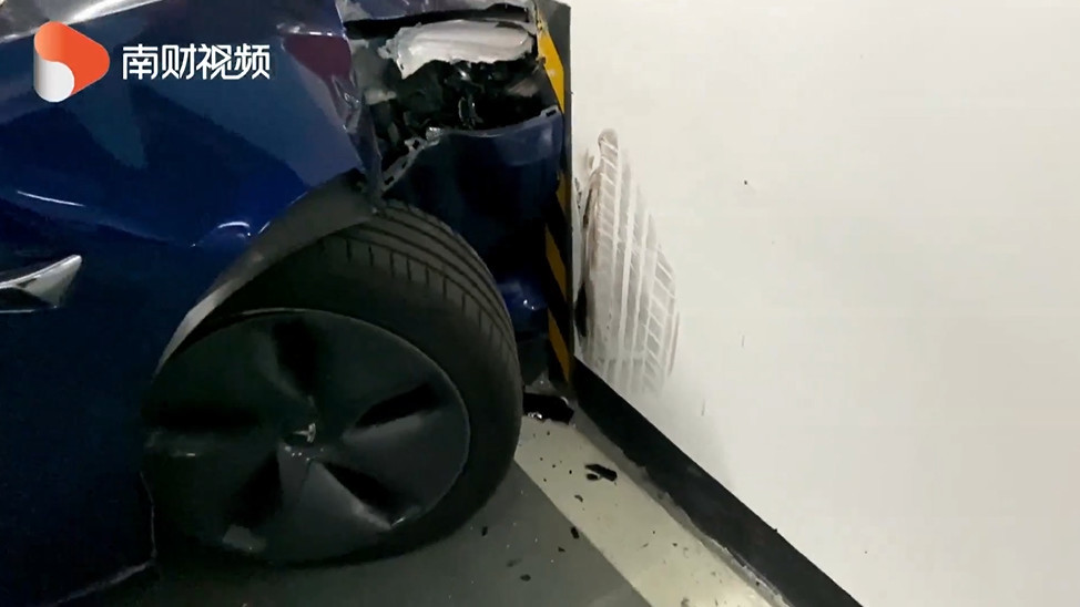 广州一辆特斯拉疑似失控撞墙,车主家属质疑"刹不住车".