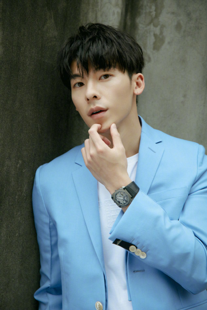 许光汉浅蓝色西装帅气有型