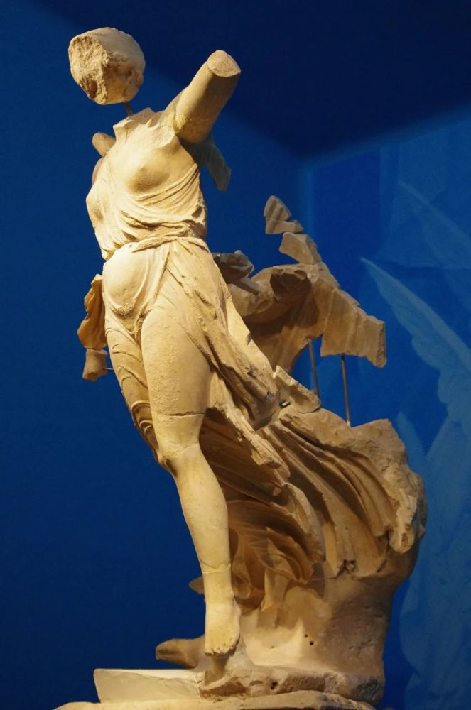 [古希腊] 帕奥纽斯《胜利女神尼姬》,约公元前420年,大理石雕像