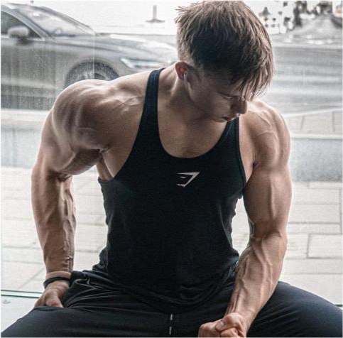 14岁开始健身如今18岁一身肌肉被网友讽刺健身早长不高