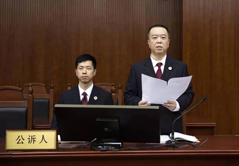 身边的榜样在公诉人眼里法庭就是战场