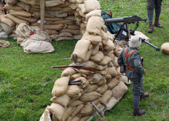 子弹连钢板都能打穿,为什么还用沙袋来做战士防御,真的有用吗?