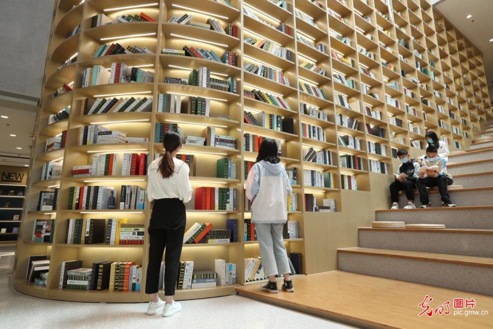 2021年5月2日,安徽省蒙城县图书馆吸引了大批读者前来阅读书籍,品味