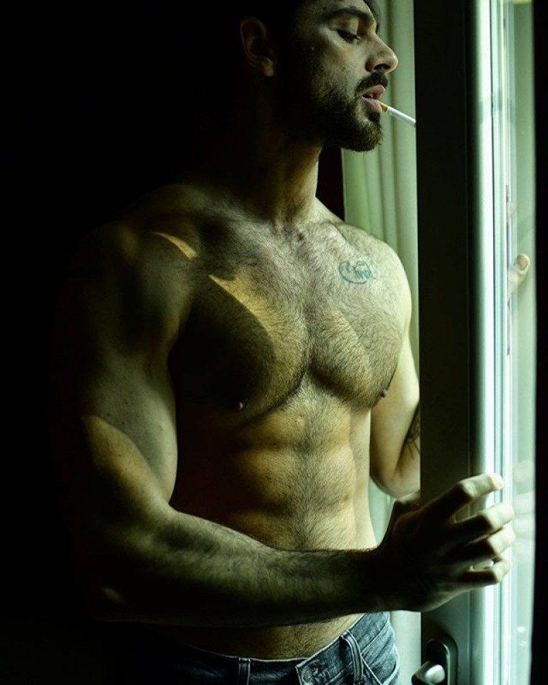 迈克尔 莫罗内晒 肌情照 粉丝尖叫连连 好想躺上面 腾讯新闻