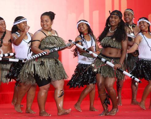 要知道瑙鲁岛内只有一条公路,这些汽车根本就是一个浪费,可是瑙鲁人