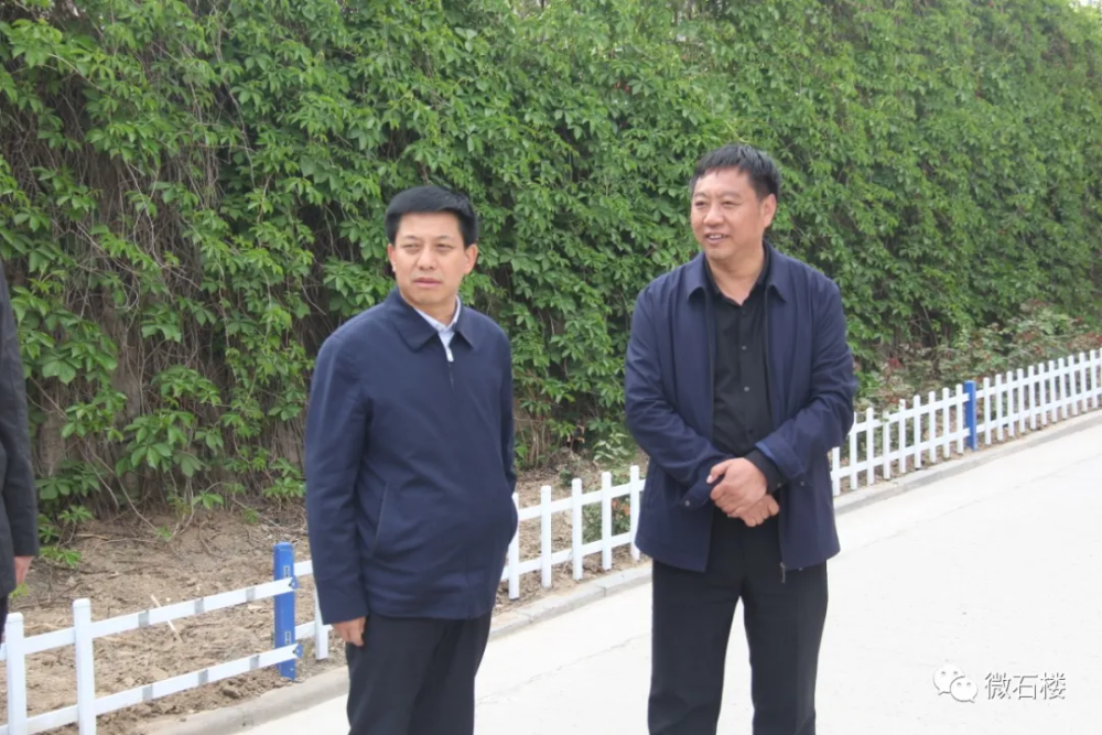 在调研中,赵雪宏详细察看了校园环境,深入学校听评课