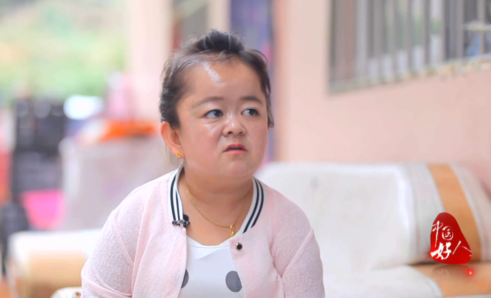 女人叫杨春,28岁是一名身高只有1米25的袖珍人她非常渴望能和姐姐一样