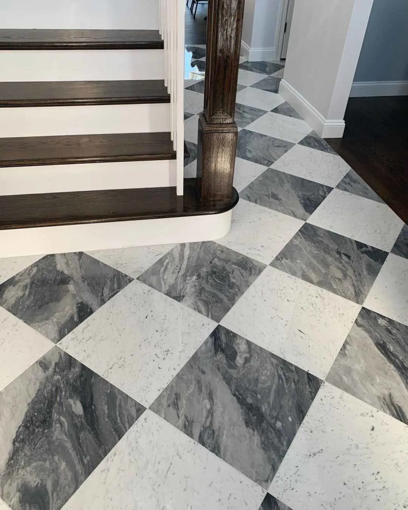 孔隙多的情形下,容易卡进脏污,若要用大理石铺陈地面,建议深色大理石