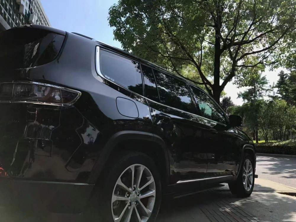 jeep大指挥官贴了黯黑隐形车衣 效果比改色还要棒_腾讯新闻