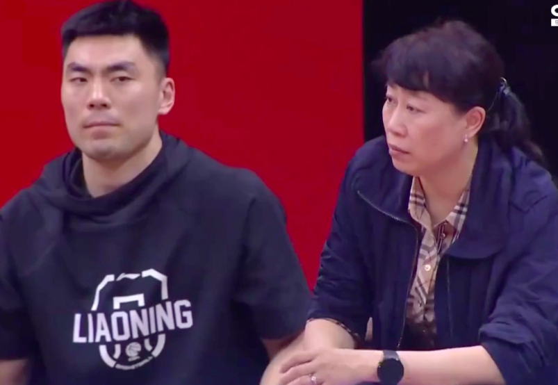 威姆斯的这个动作让张镇麟的母亲王芳非常愤怒,王芳直接在场边指着