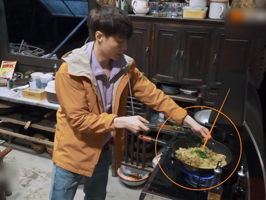 张艺兴主动为黄磊分担看到他在厨房内的表现这厨艺真没搞错