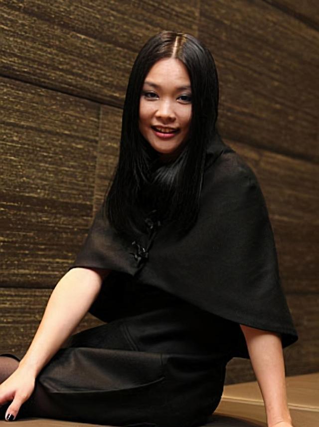 "天后杀手"许美静:被渣男"逼疯"成精神病,如今沦落街头卖唱_腾讯新闻