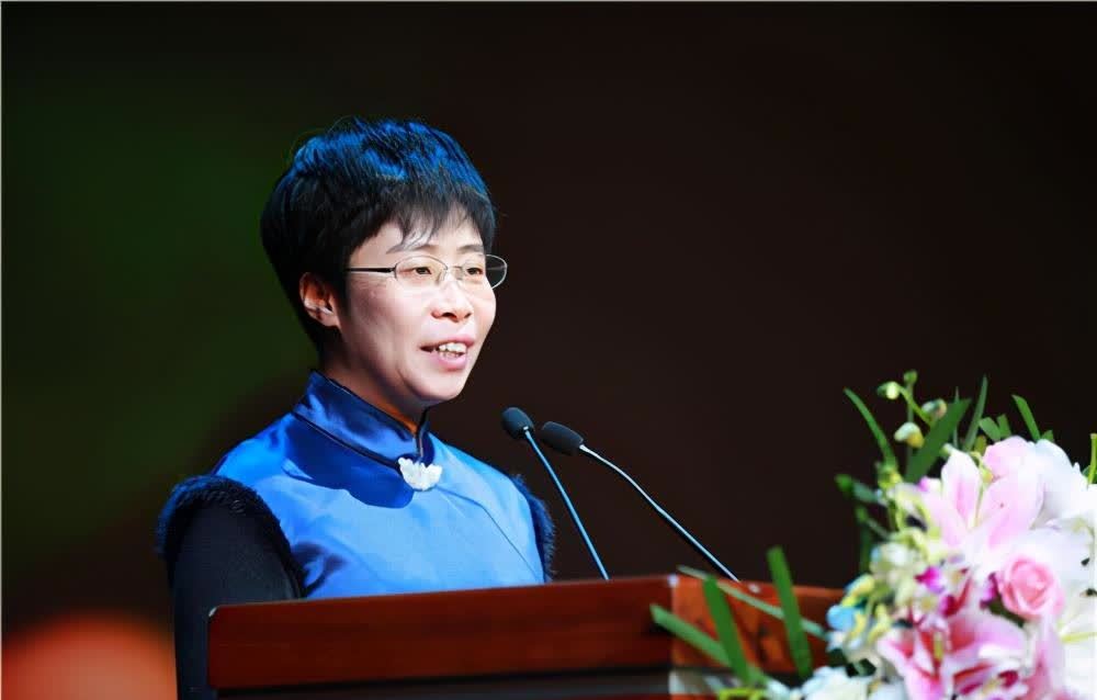 国学大师蒙曼因解读错锄禾日当午跌落神坛她真实水平如何