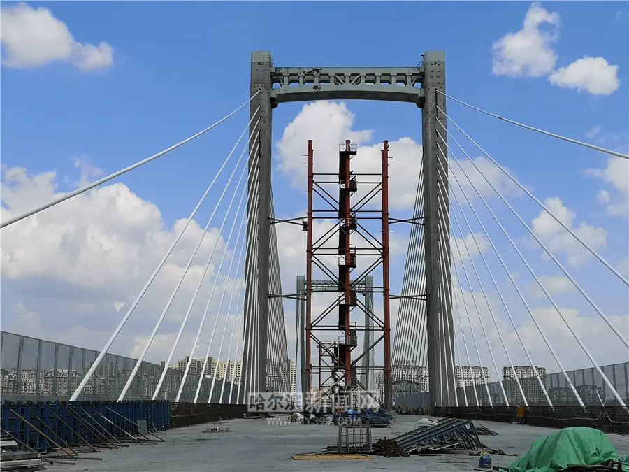 即将通车哈西大街上这座跨越48条铁路线的大桥转体贯通后已开始路面