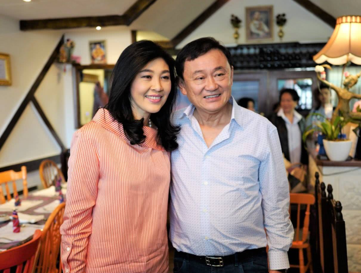 当年老泰王收拾英拉和他信,将他们赶出泰国,顺势也将西拉米的亲戚们一