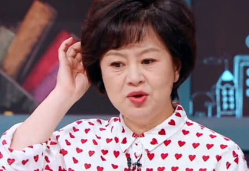 55岁鞠萍罕见露面美人迟暮发福胖出双下巴带儿子再嫁神秘老公