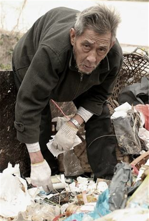 乞丐捡垃圾图片图片