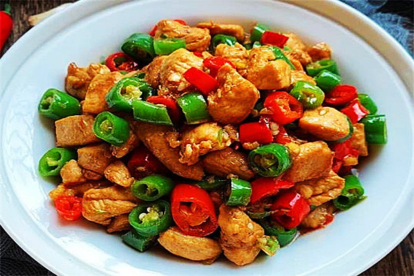 家常菜--青椒胡萝卜炒鸡丁准备食材:鸡胸脯肉,青椒,胡萝卜,一品鲜酱油