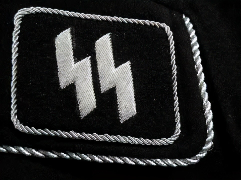 作为党卫队的一部分,"警卫旗队"也采用党卫队通行的"ss"双闪电标志,由