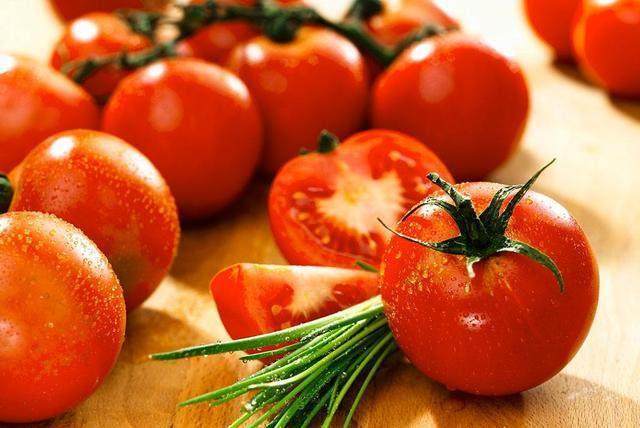 西红柿到底生吃还是煮熟吃好?吃对了,身体会收获这三个好处