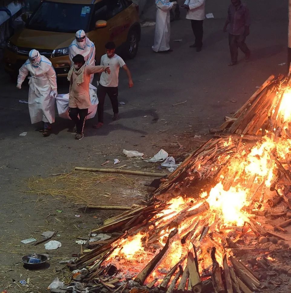 烧尸火光外太空可见,遗体遭野狗啃食,印度疫情恐拖垮全世界……_腾讯